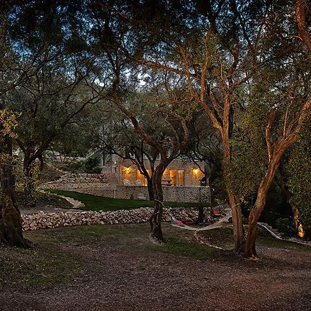 Mavres Luxury Studio Ágios Matthaíos Bagian luar foto