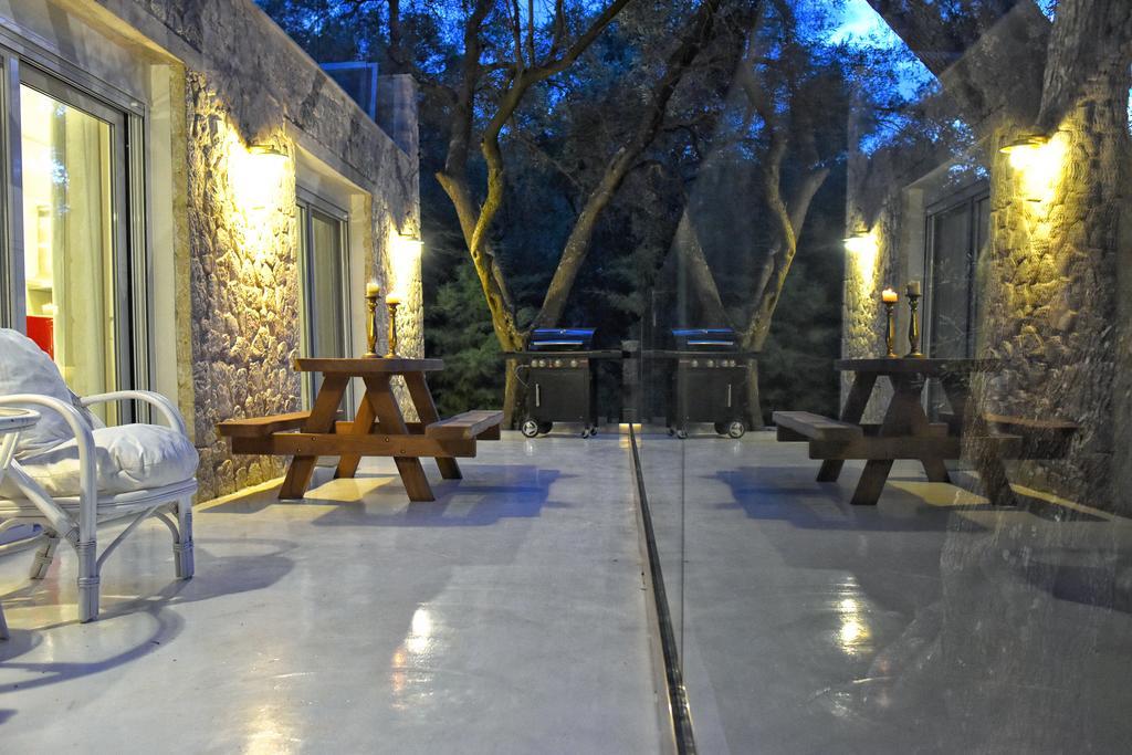 Mavres Luxury Studio Ágios Matthaíos Bagian luar foto